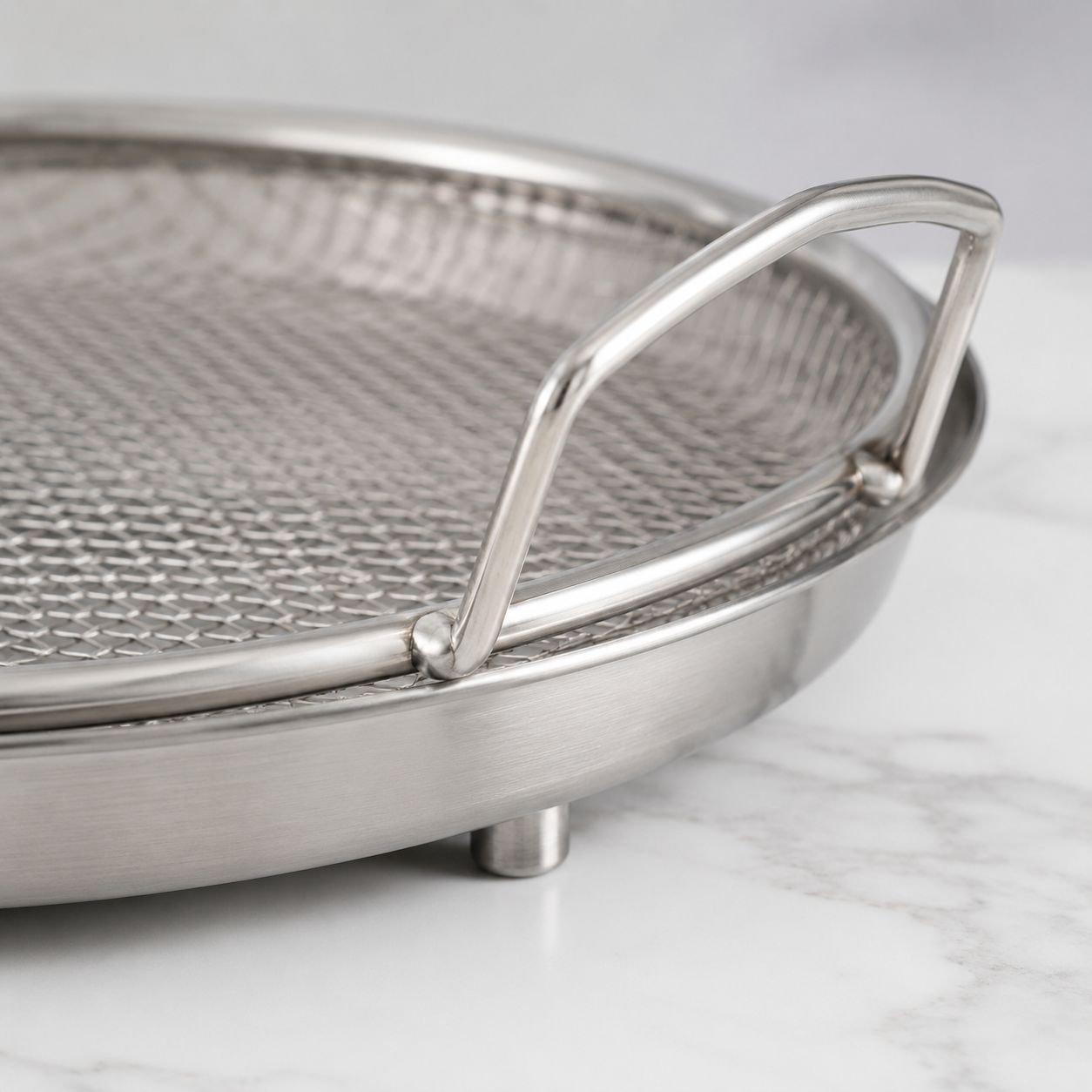 Versatile oil strainer for cooking and frying
