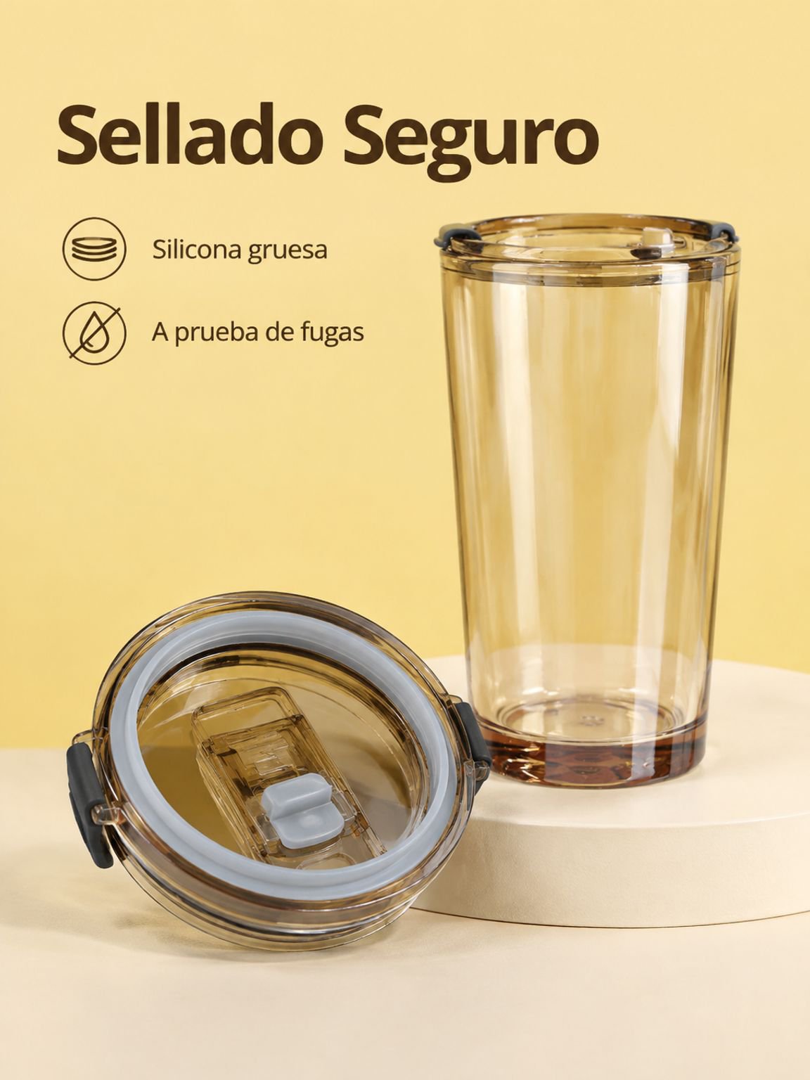 Detalle del diseño iridiscente del vaso de vidrio