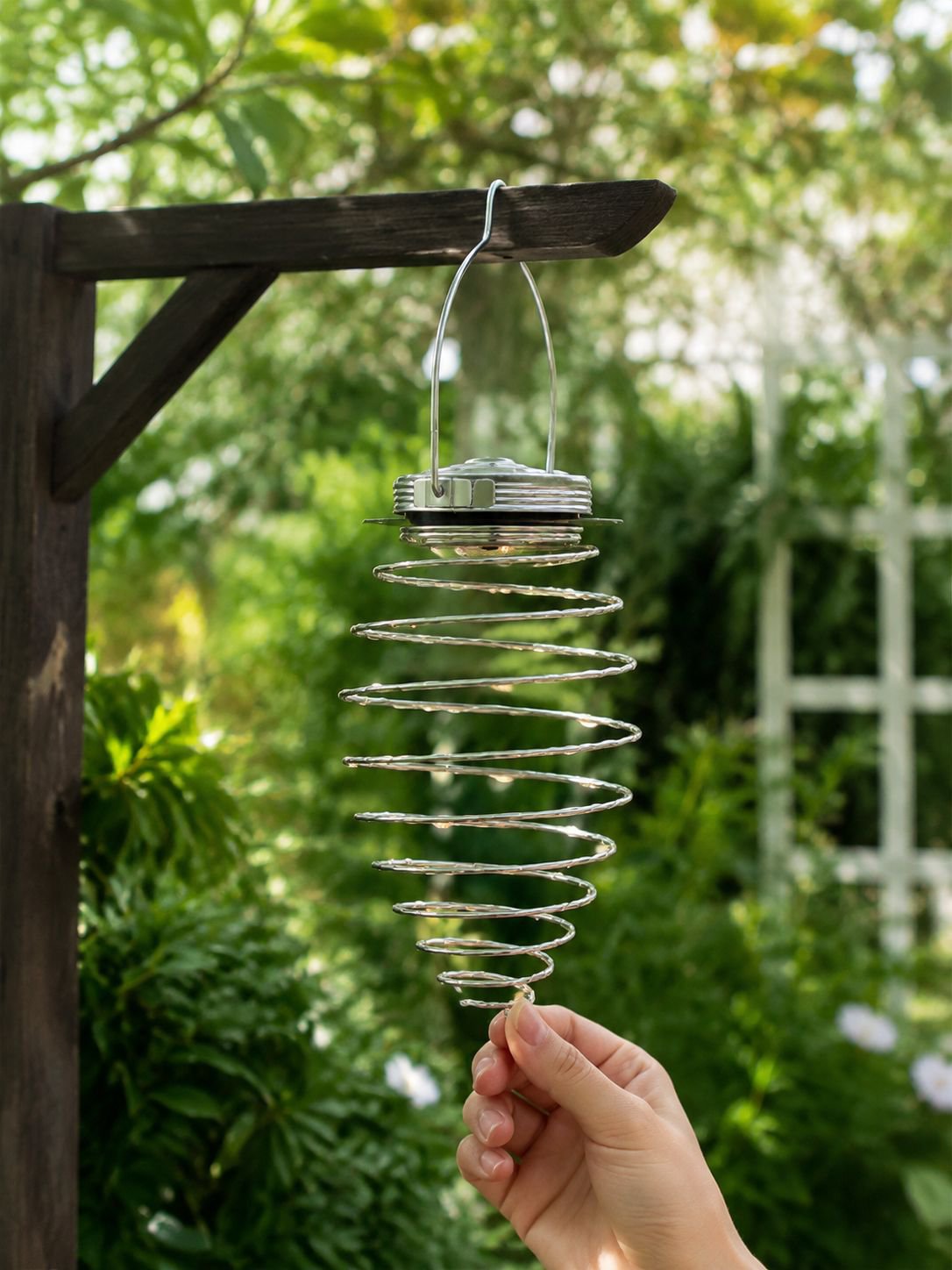 Outdoor LED garden lamp with unique pineapple shape
