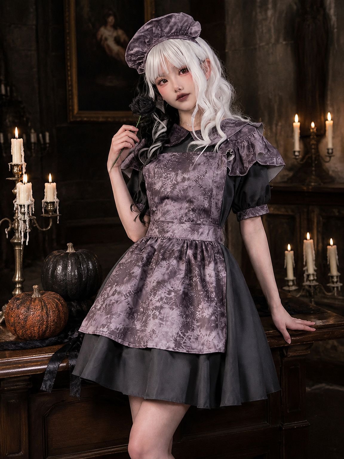 Halloween-Kostüme: Kürbishexenkostüm, Dienstmädchenkostüm, düsteres Gothic-Kleid.