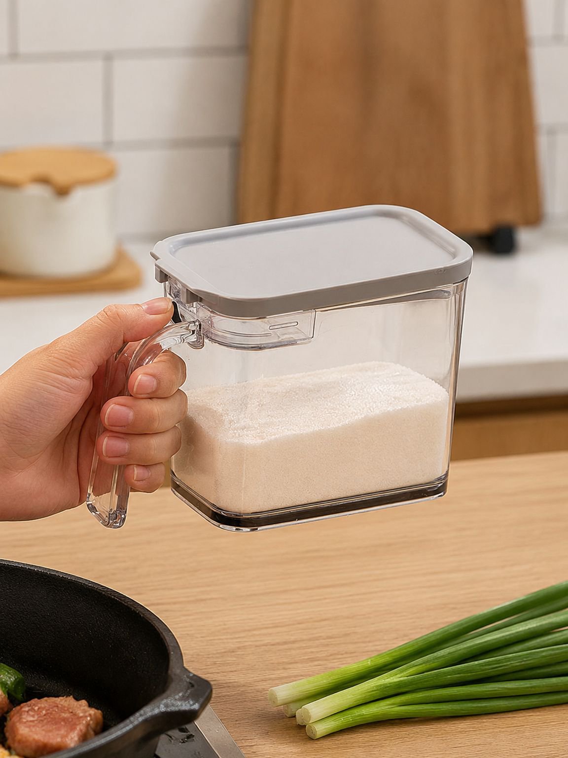 キッチンで使うソルトシェーカーの使用例