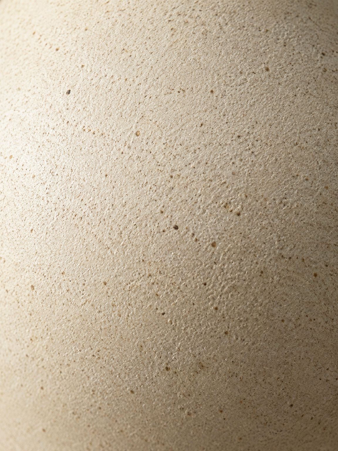 Idée de décoration avec le vase en céramique irrégulier mat Misu sur une étagère design.