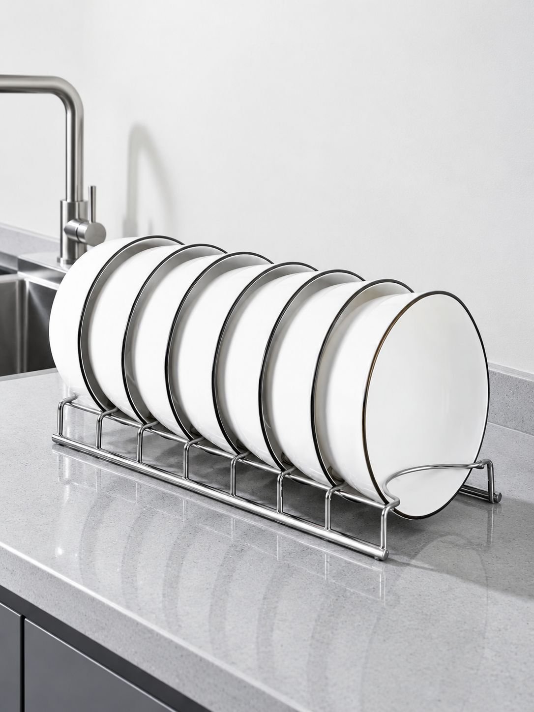 Escurridor de platos multifuncional sobre encimera de cocina