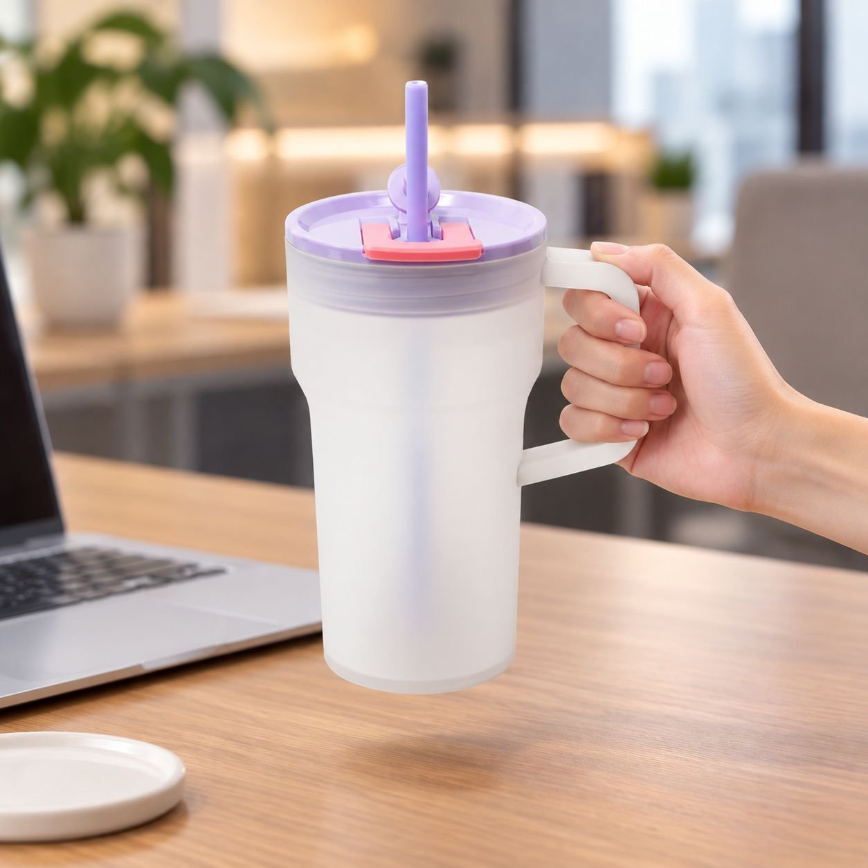 Stylischer Becher mit zwei Trinköffnungen und Strohhalm