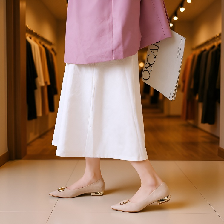 秋にぴったりの、汎用性の高いソフトレザーのローヒールポインテッドトゥシューズ