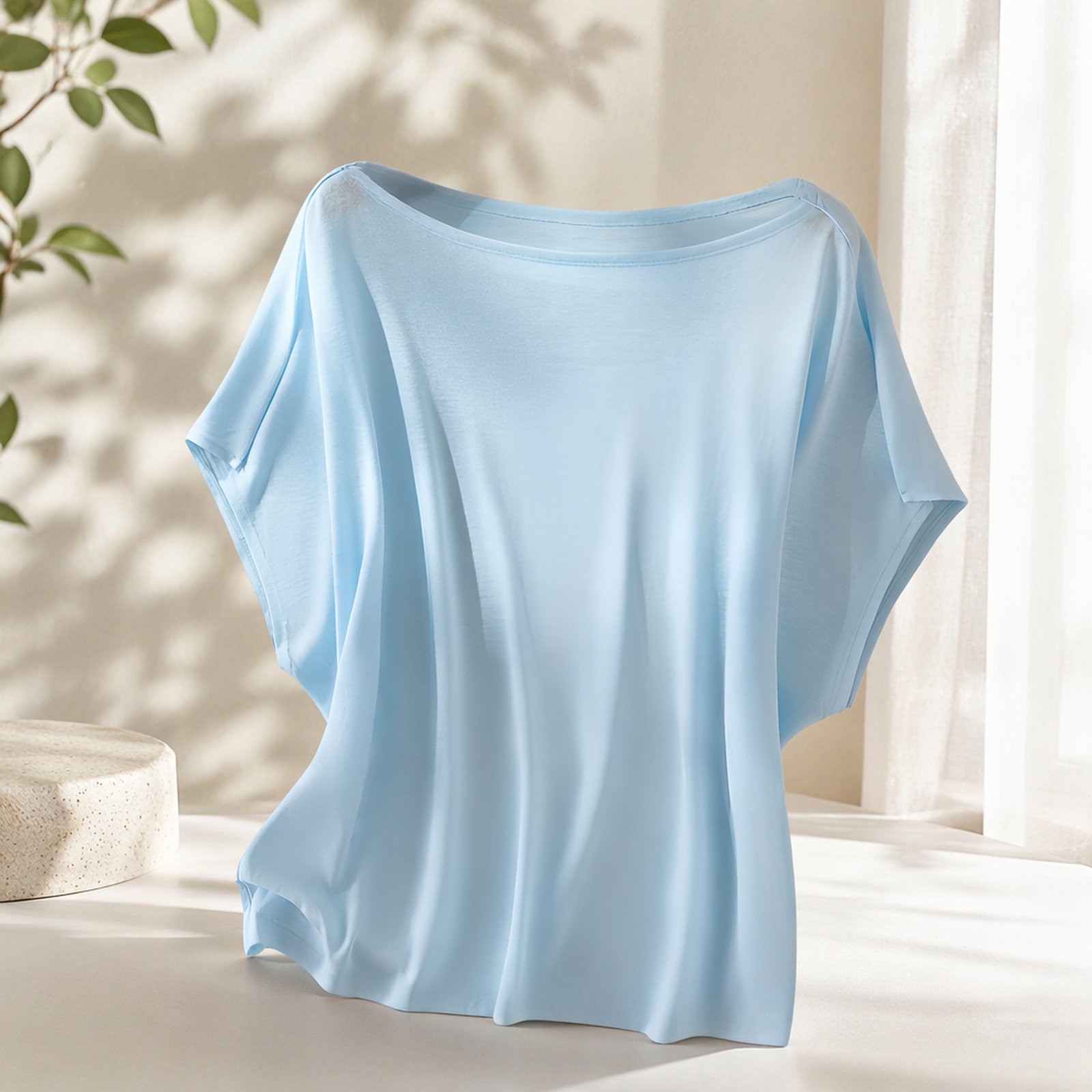 肩出しのオーバーサイズTシャツ。夏にぴったりの、軽やかでシンプルなドレープ感のあるレディーストップス。