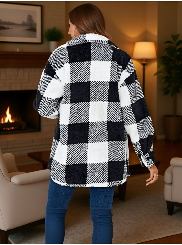 포근한 퍼 코트와 버튼 포켓 조화