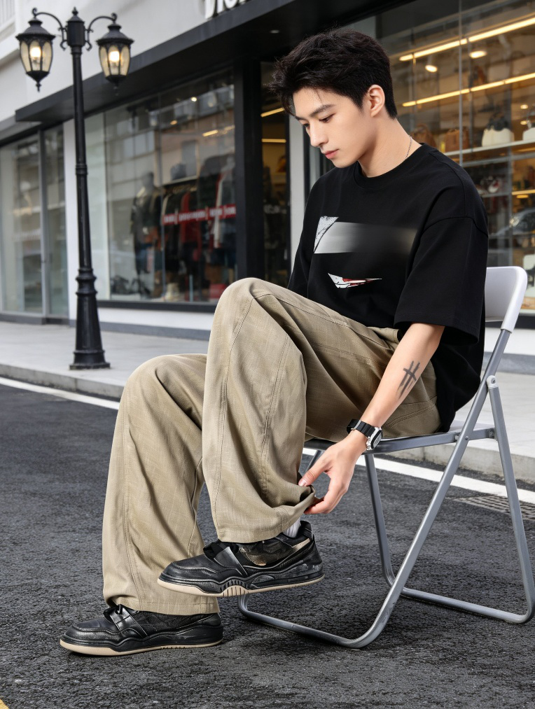 린넨 소재로 제작된 남성 와이드 팬츠