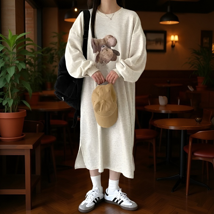 여성 긴팔 넉넉한 하프 기장 원피스 착용 이미지