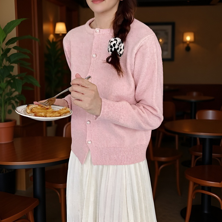 부드러운 소재의 라운드넥 긴팔 니트 가디건 착용컷