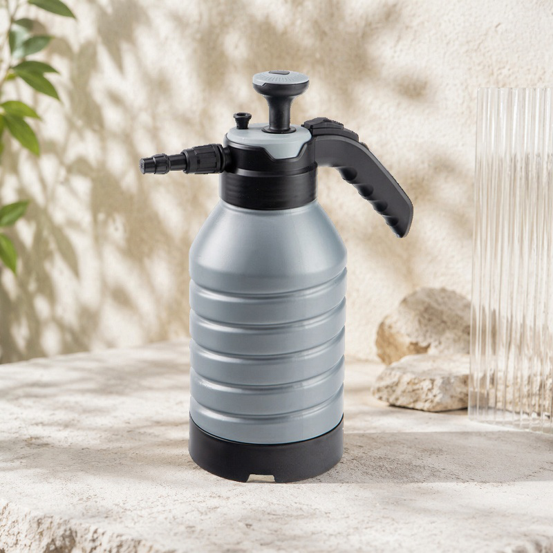 Ergonomic handle design of spray bottle