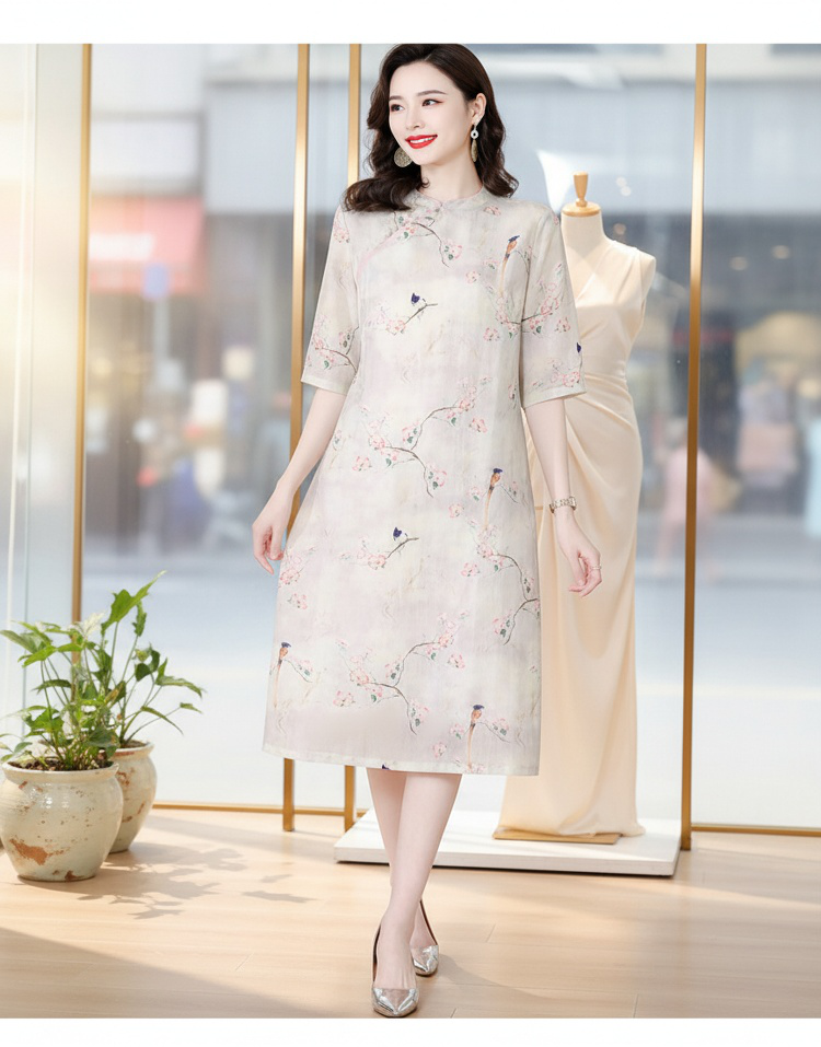 華やかなプリント柄のチャイナドレス正面写真