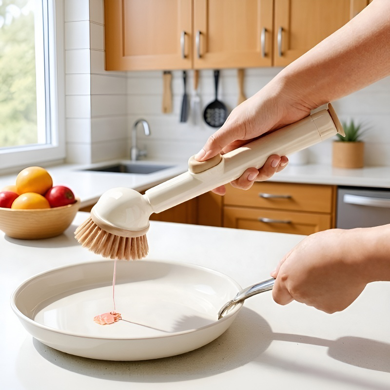 Cepillo ergonómico limpiando una sartén