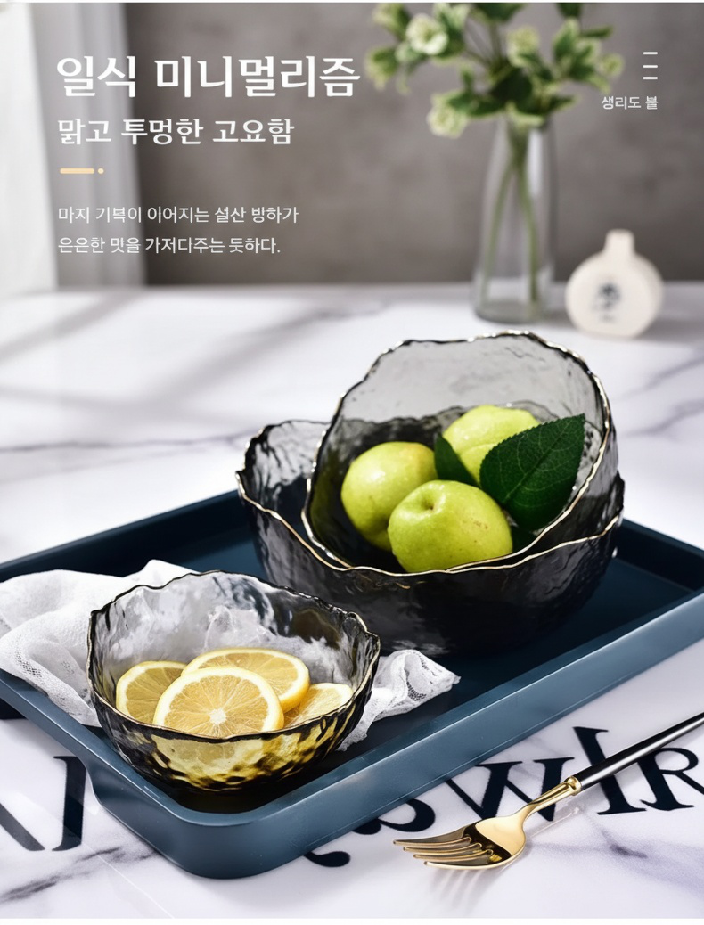여러 가지 디저트를 담은 망치무늬 유리볼