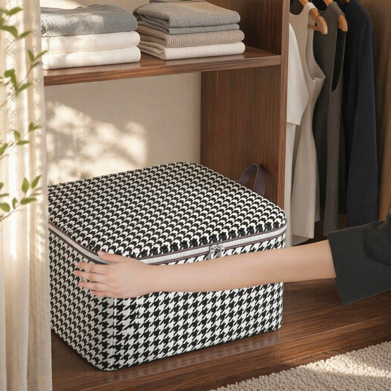 Bolsa grande de almacenamiento para ropa a prueba de polvo en uso