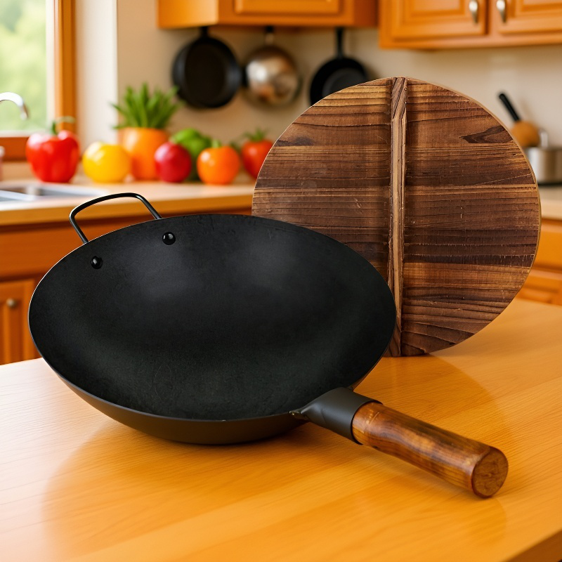 Traditioneller Schmiedeeisen-Wok mit Holzgriff