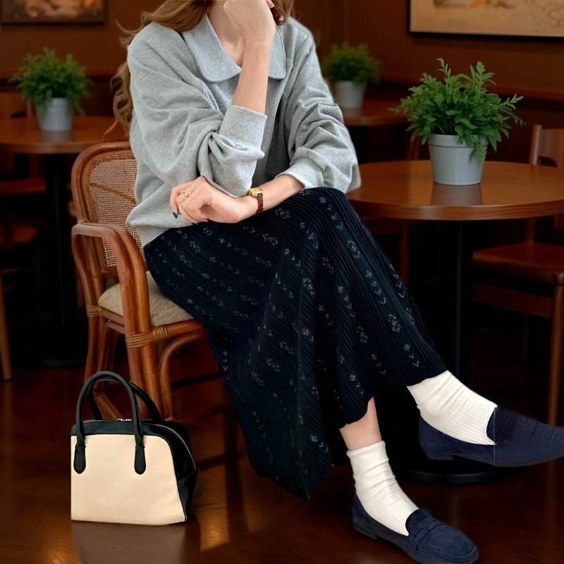 여성스러운 실루엣의 A라인 스커트