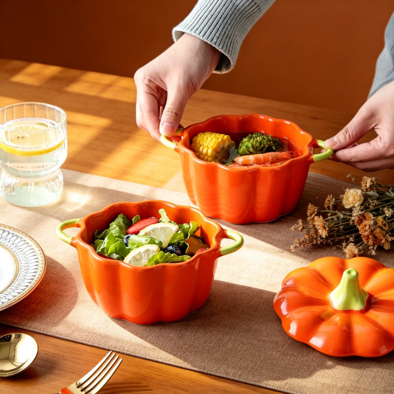 Kürbisförmige Keramikschüssel mit Deckel und zwei Griffen, niedrig glasiert