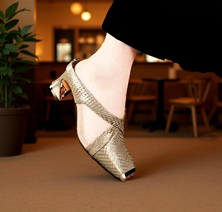 شبشب حماية الأصابع بتصميم مربعة من جلد الثعبان