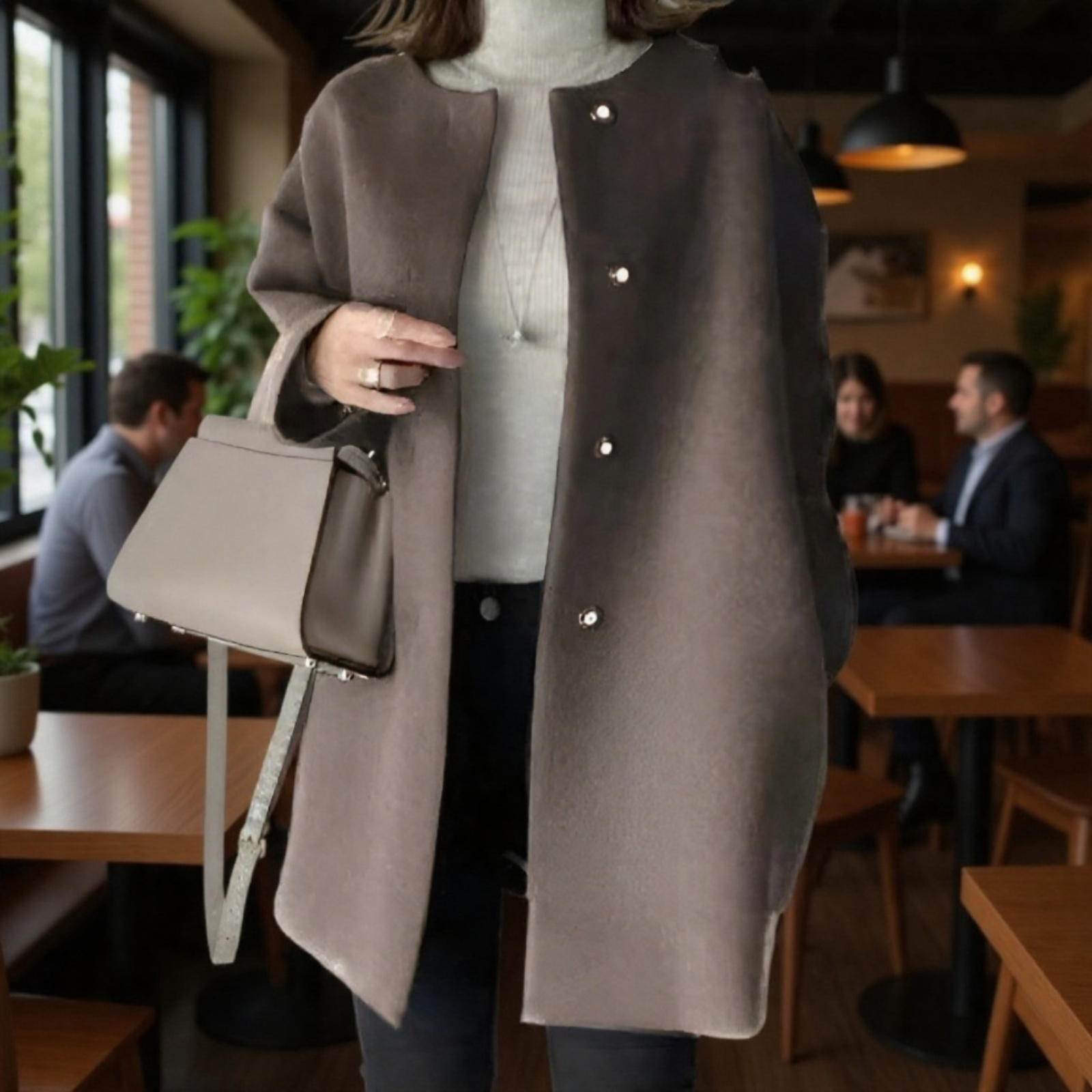 고급스러운 모직 소재 여성 코트 디테일