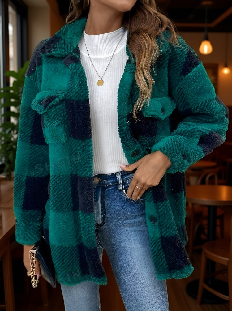 스웨이드 소재의 버튼 포켓 코트 상세