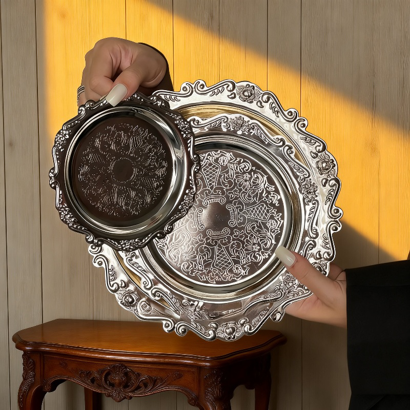 Bandeja decorativa de metal vintage con grabados