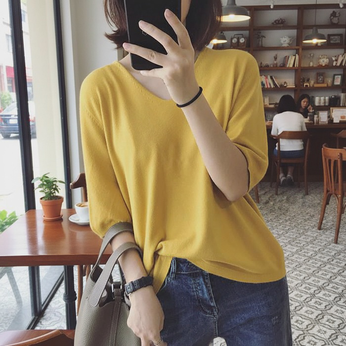 심플한 디자인의 여성 반팔티