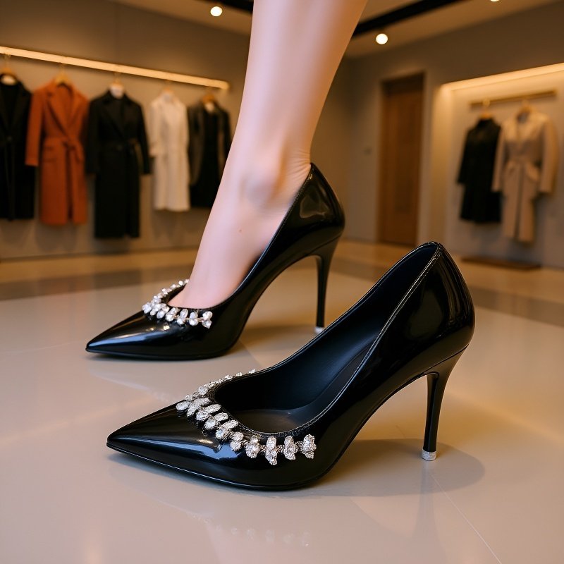 تفاصيل أحجار راين على الحذاء