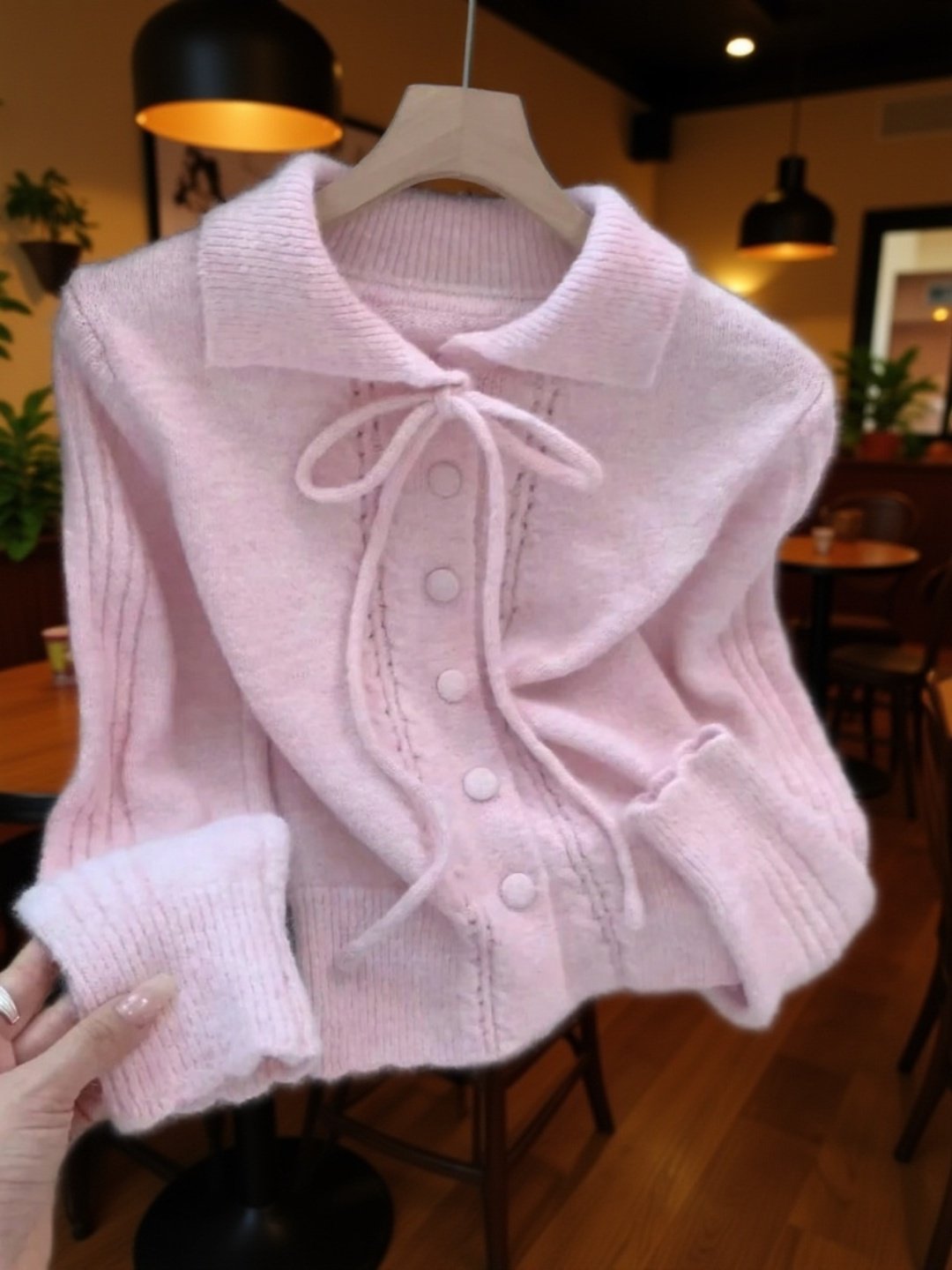 オフィスカジュアルに最適なボウタイニットトップス