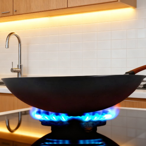 高温で炒めるプロ仕様の鉄製鍋