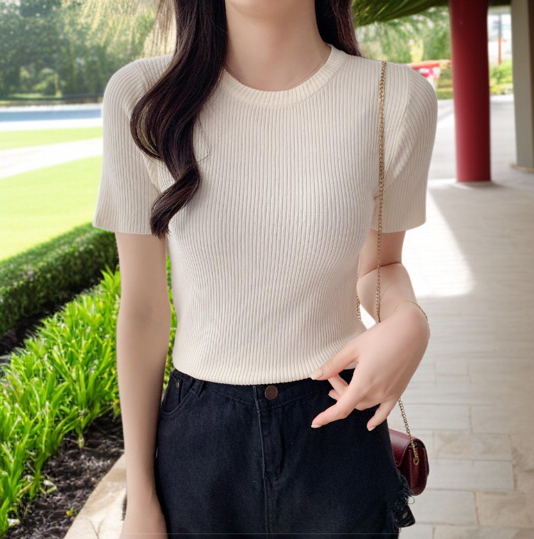 レギンスに合わせやすい半袖ニットTシャツの全体画像