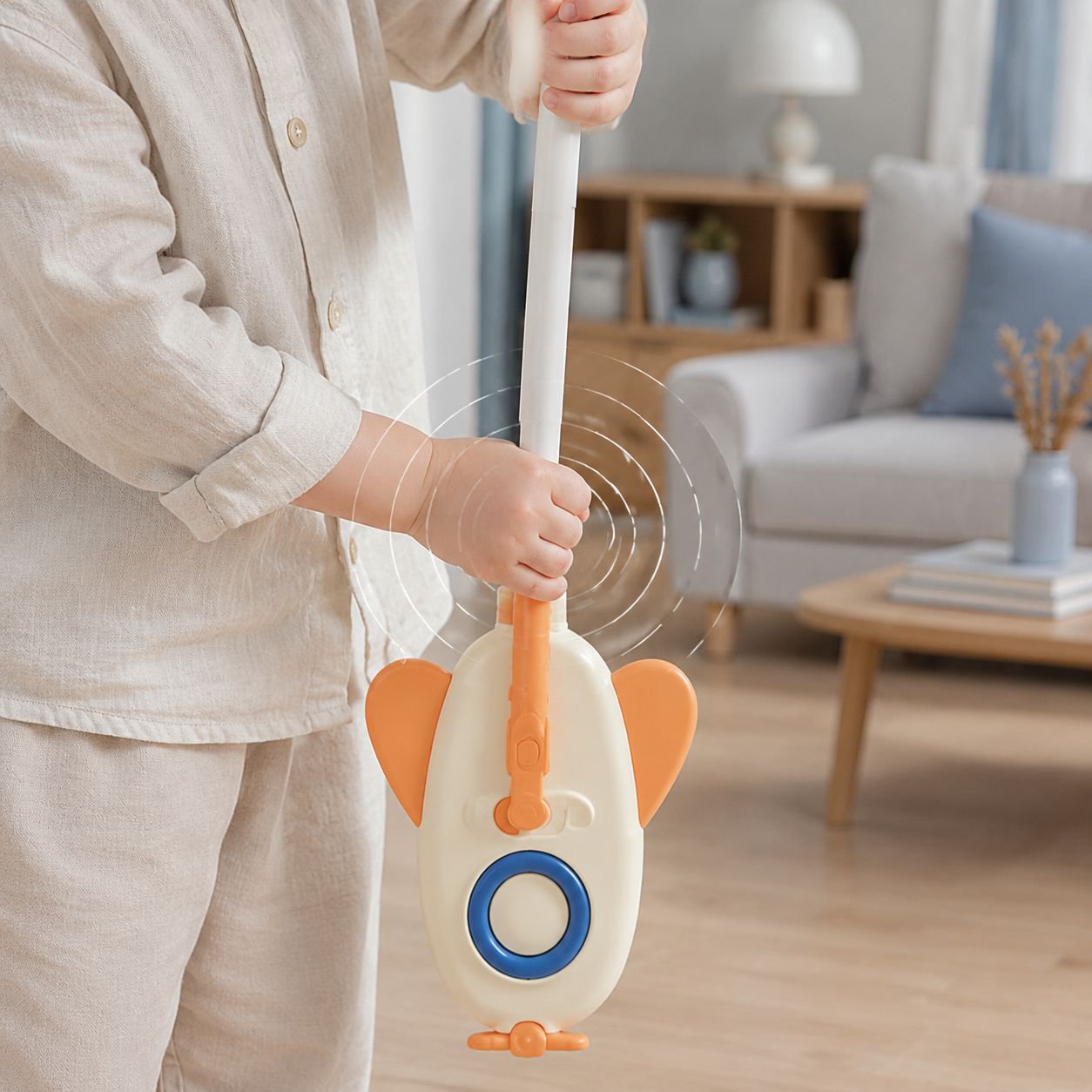 Développement motricité avec balai bébé