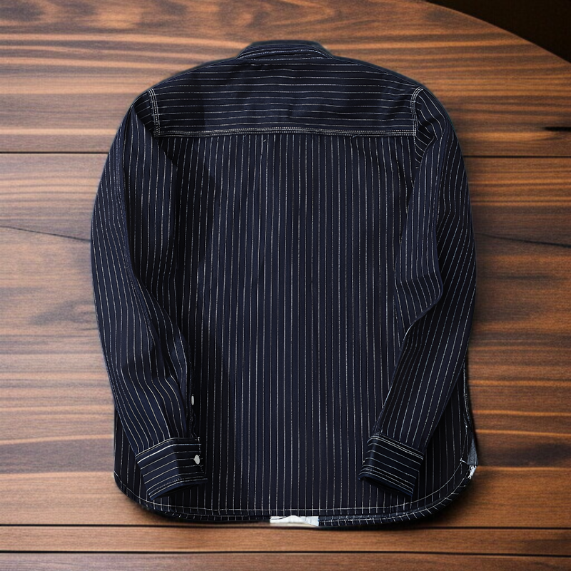 ストライプシャツを着用したモデル