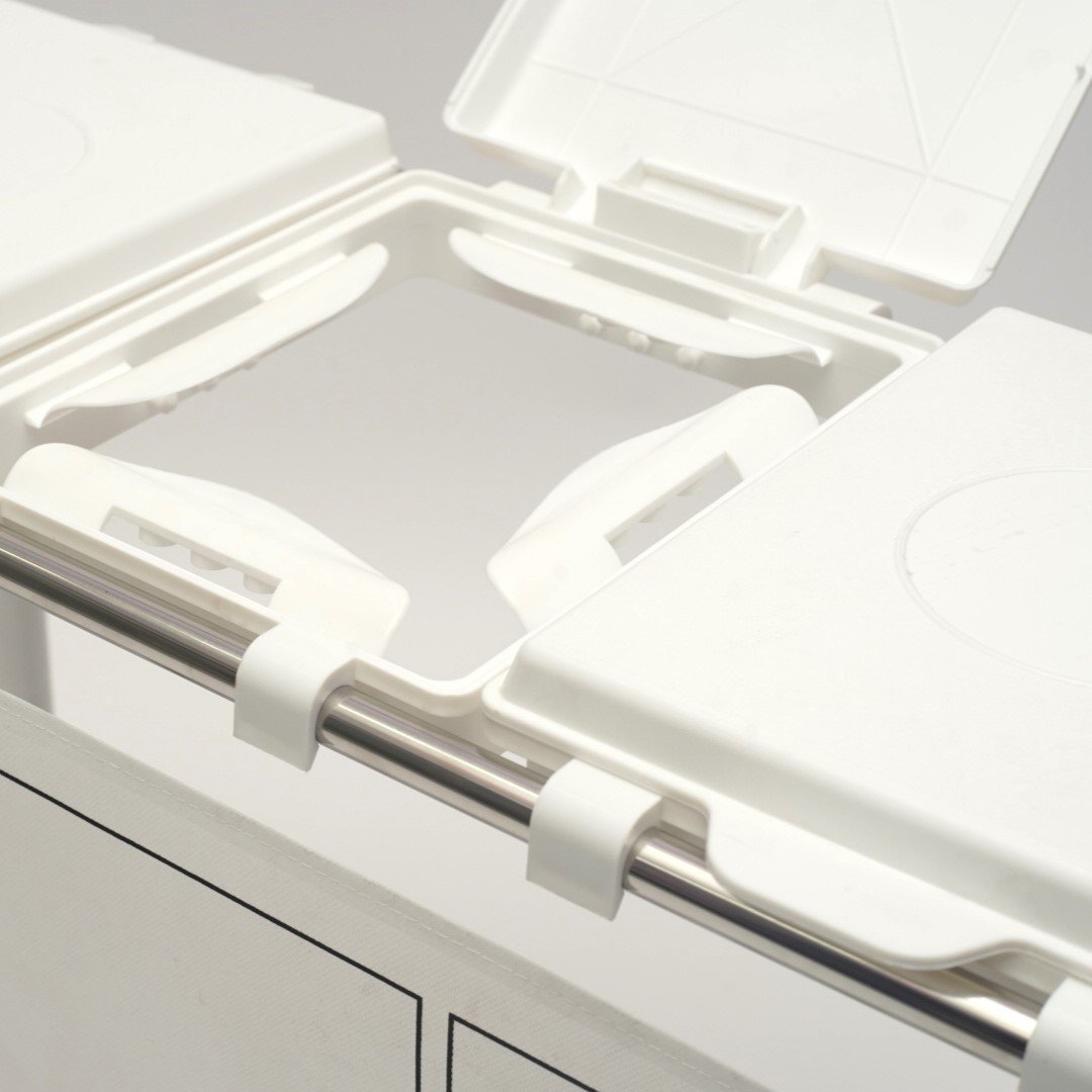 주방에 놓인 분류 쓰레기통