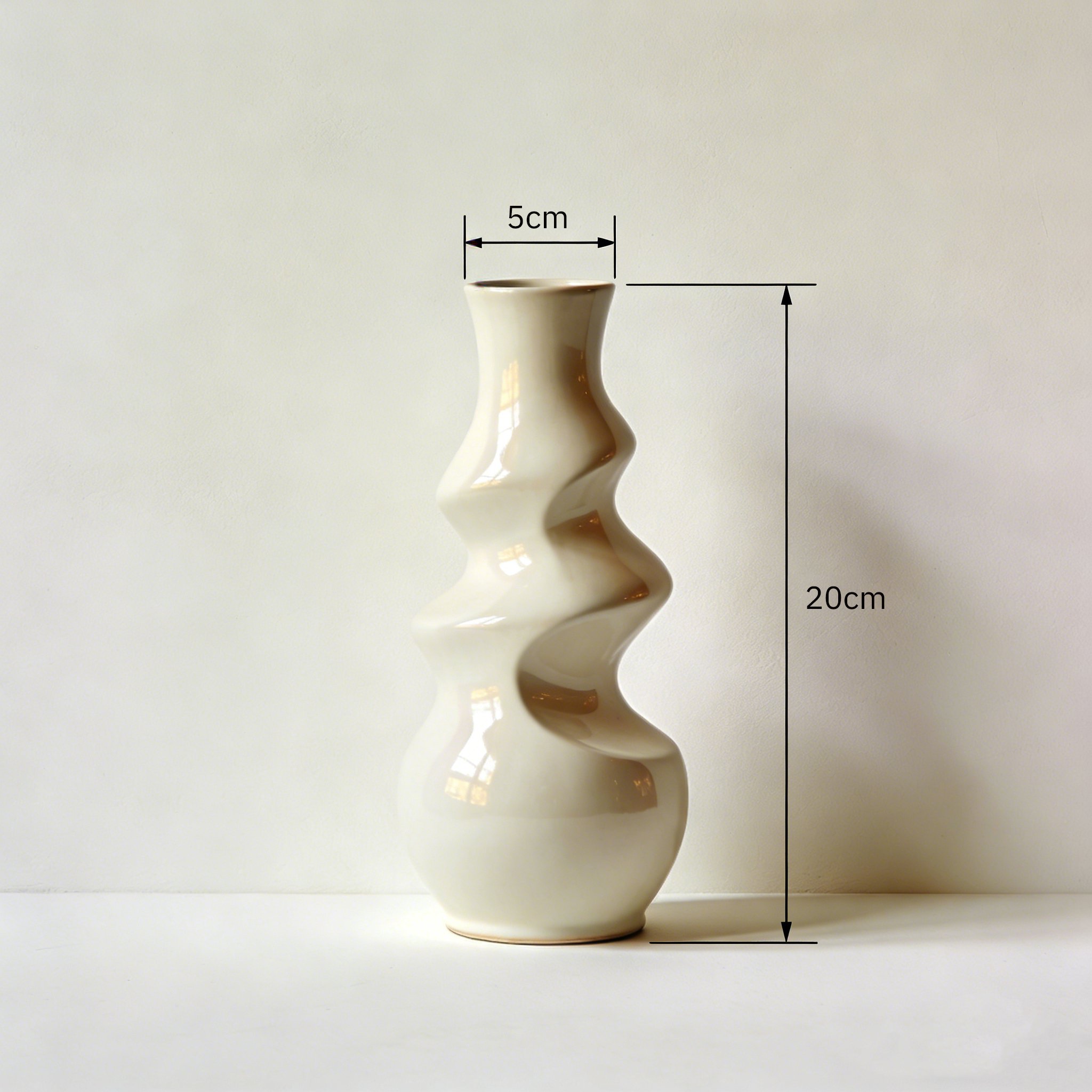 モダンなインテリアに合うセラミック花瓶