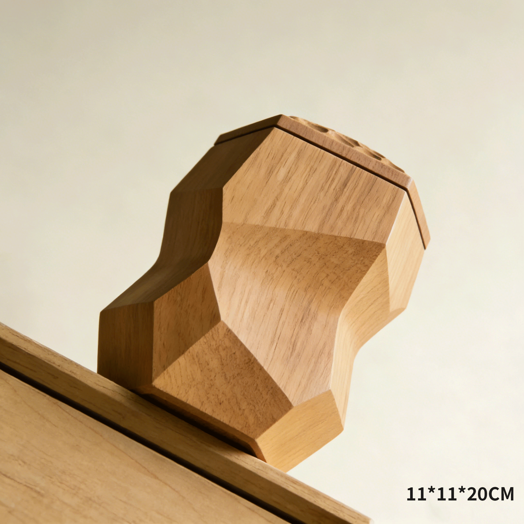 Tubos organizadores almacenando artículos de oficina