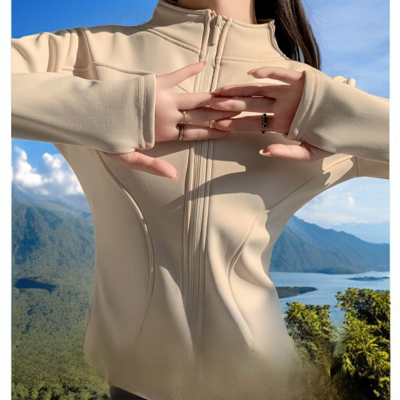 스타일리시한 여성 슬림핏 다운 상의