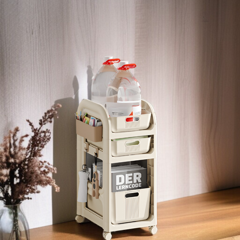 本や雑貨を収納した多機能ラック