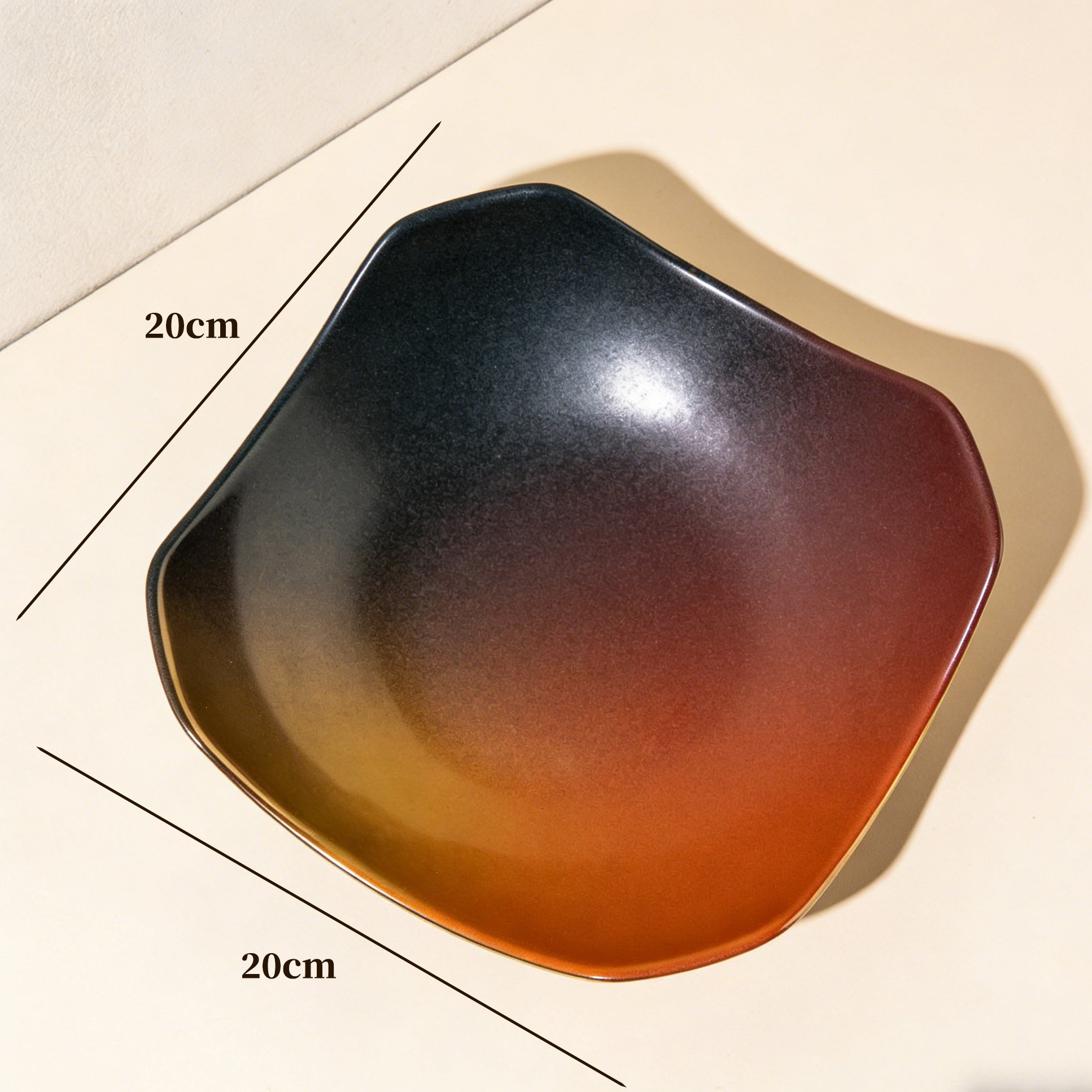 รายละเอียดลวดลายสีไล่ระดับบนจานเซรามิก