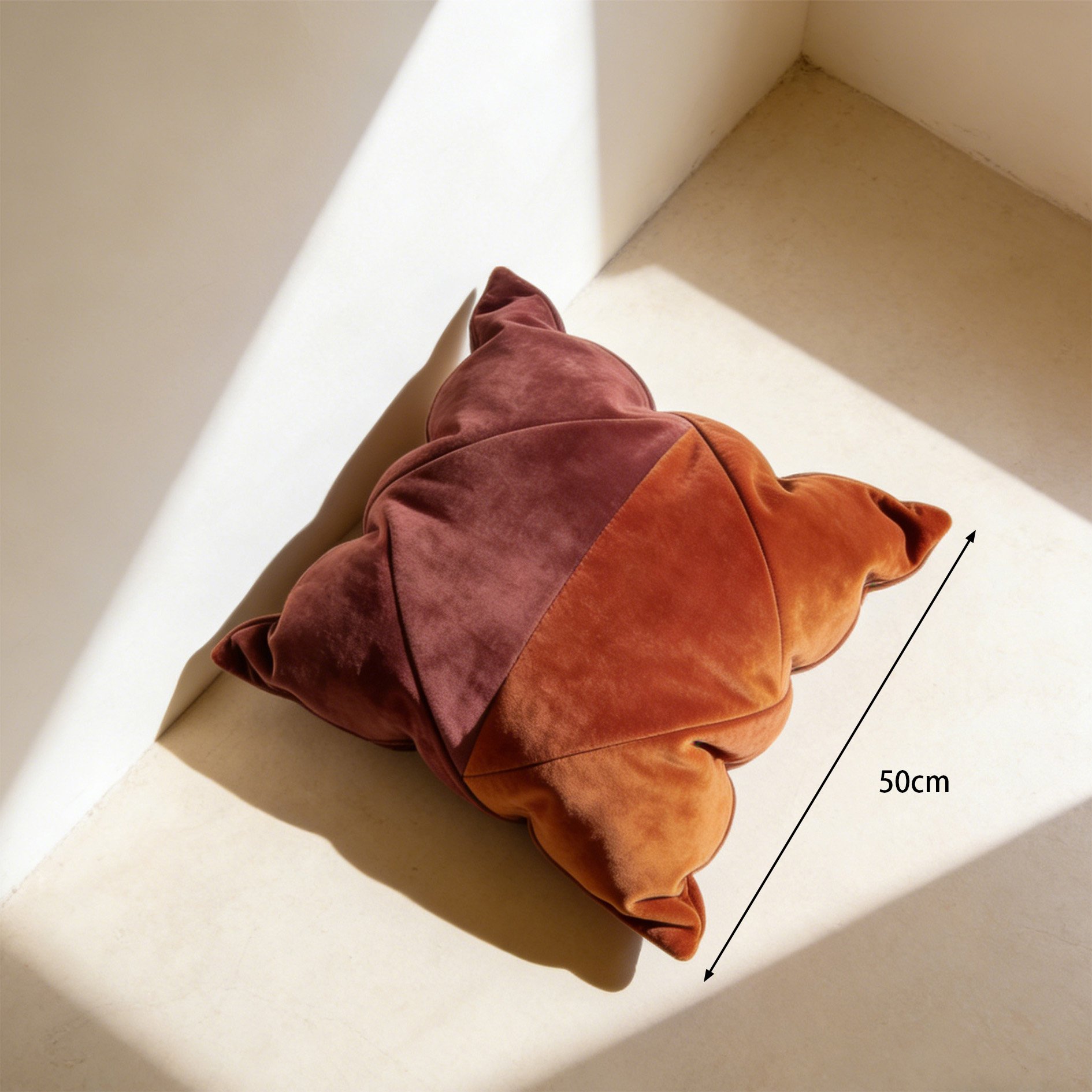 Cojín de felpa cómodo color neutro en sofá