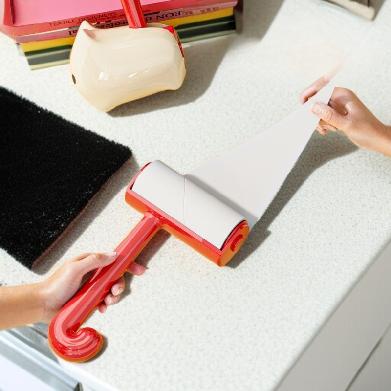 고양이 털 청소에 효과적인 롤러 브러쉬 사용 모습