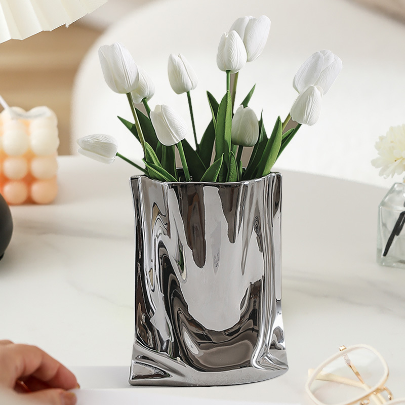 シルバーの陶器製花瓶
