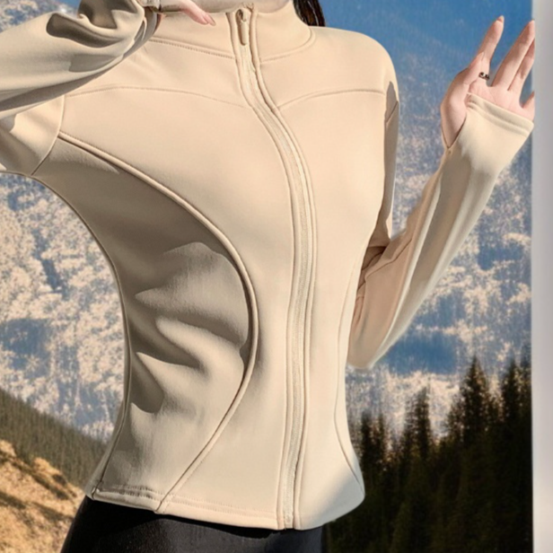 슬림핏 여성 겨울 코트 착용 이미지