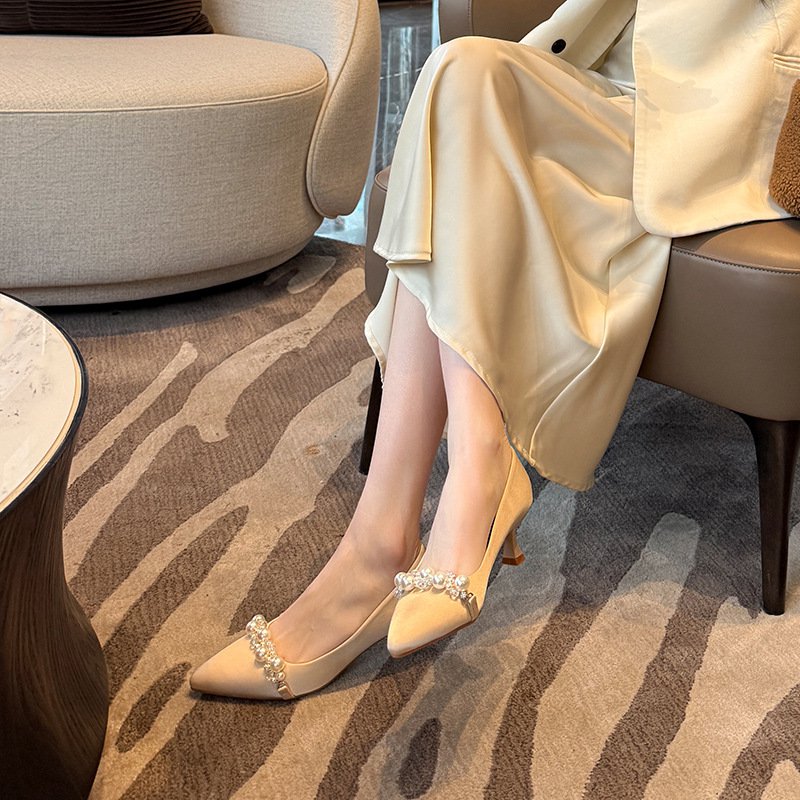 Zapatos de tacón de aguja con perlas