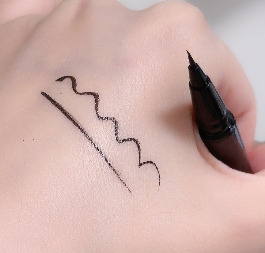كحل سائل بلون أسود وبني 