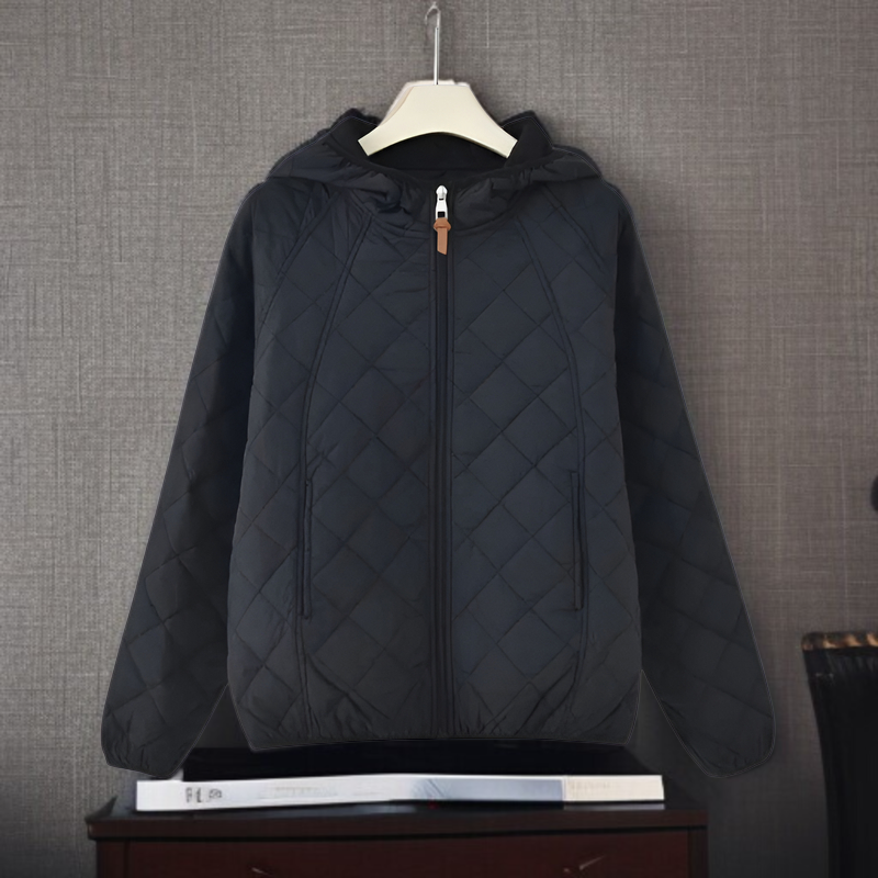 ショート丈のファッションダウンコートを着用する女性