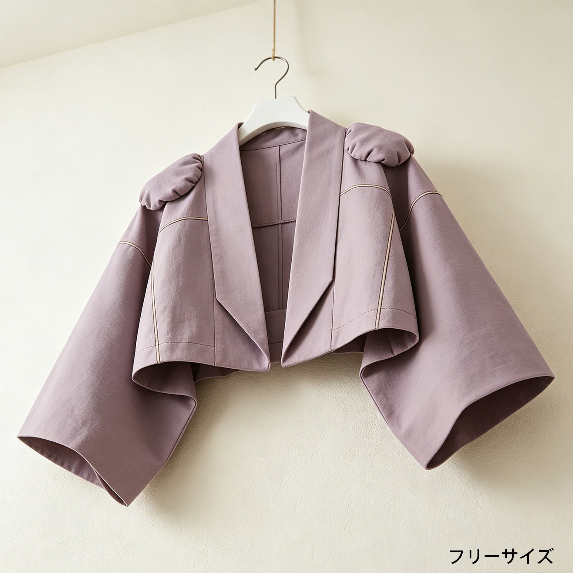紫色ジャケットを着た女性モデルの全身コーデ