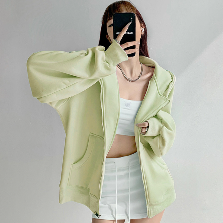 多用途で使える女性用パーカーコーディネート例