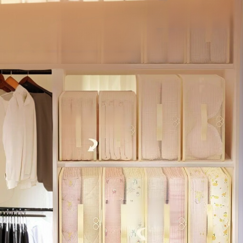 의류와 이불을 깔끔하게 정리한 수납 가방 활용 예시