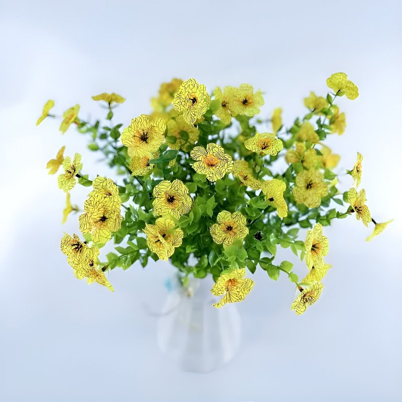 ダイニングテーブルを飾る造花